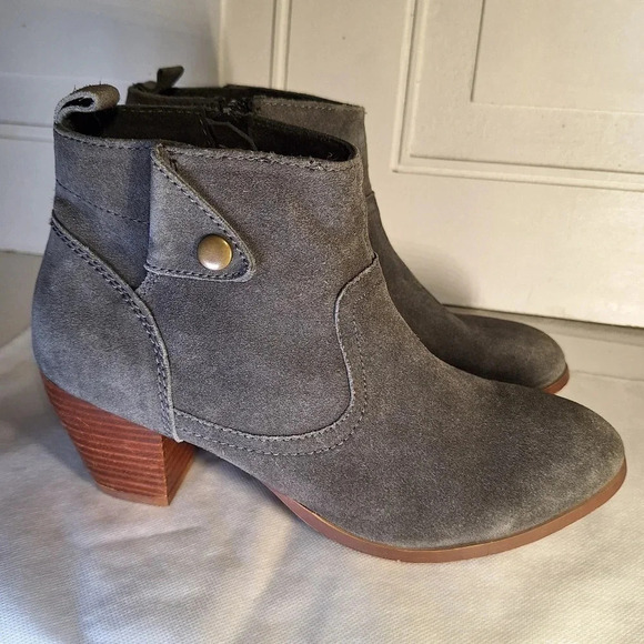 Diba Sophia Grey Suede Ankle Boots Gold Button Accent Zip Inside Mid Heel 9.5 - Picture 5 of 14